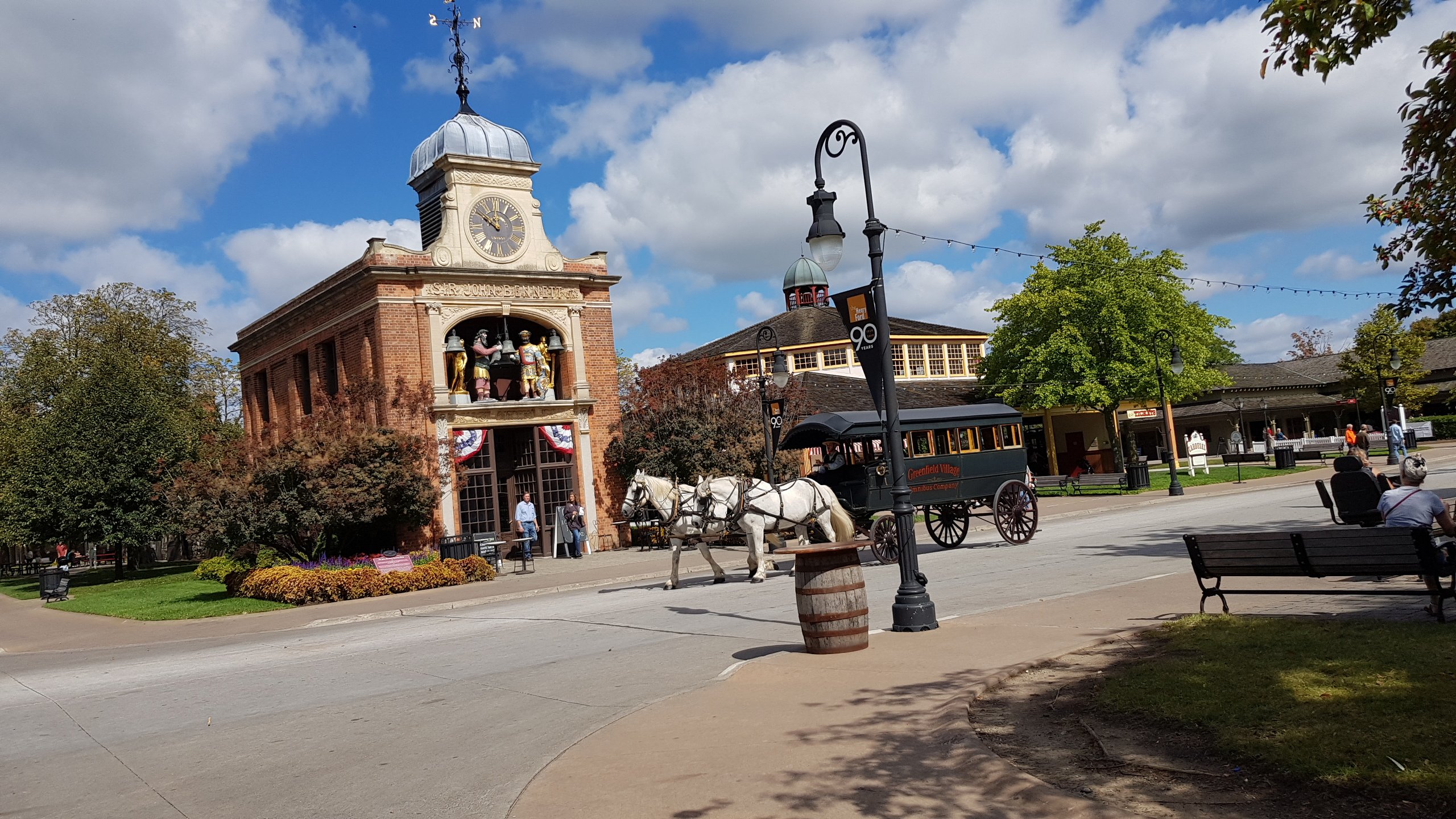 Straßenzug mit alter Kutsche in Greenfield Village Detroit